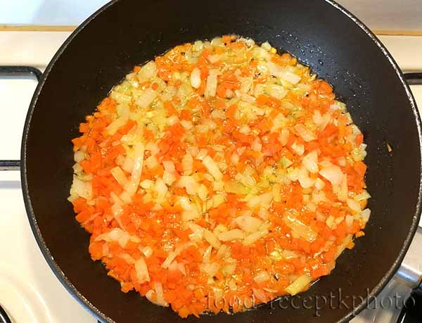 На фото в сковороде пассеруются лук с морковкой