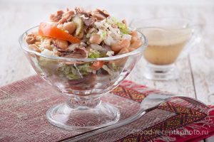 Салат с тунцом, фасолью и овощами