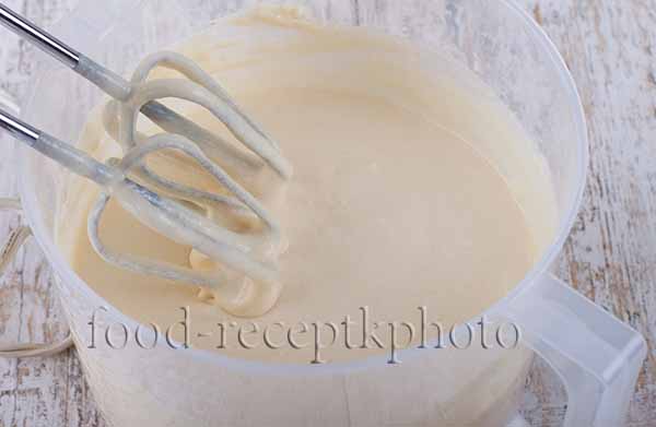 Молочно-яично-масляная смесь для приготовления теста для маффинов с черникой