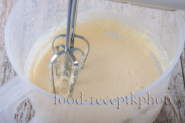Масло с сахарным песком и яйцами взбитое для вишневого пирога