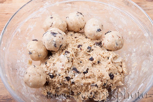 Заготовки для печенья в виде шариков в миске с тестом