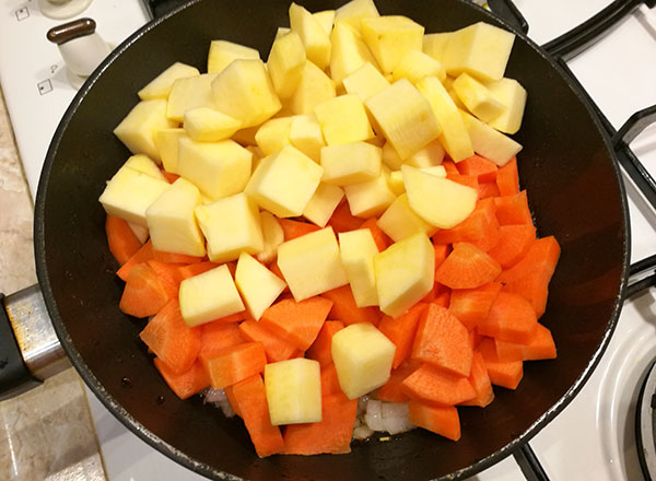 На фото репа и морковь в сковороде