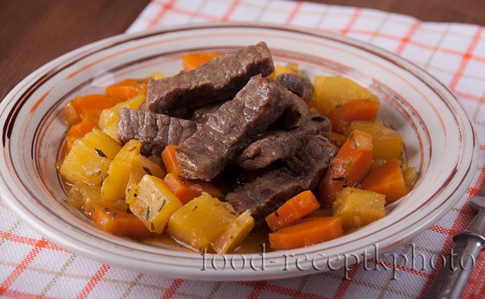 На тарелке тушеные репа,морковь и лук с тушеной говядиной