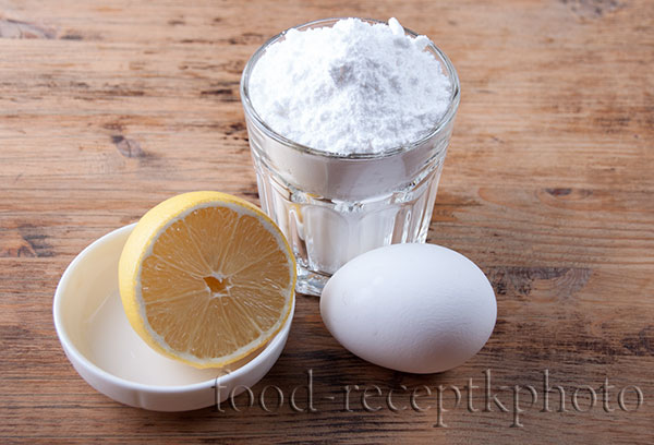 На фото ингредиенты для приготовления глазури: яйцо,лимон,сахарная пудра в стакане
