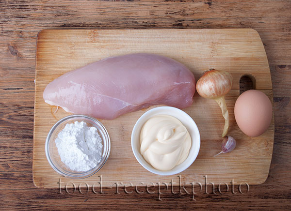На фото ингредиенты для куриных котлет : филе,луковица,чеснок,яйцо,крахмал,майонез