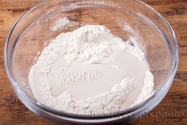 На фото в стеклянном салатнике смесь для приготовления теста для пирогов
