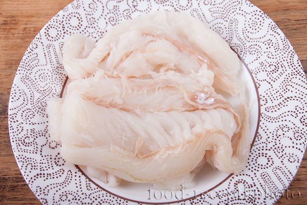 На фото сырое рыбное филе в тарелке