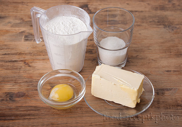 На фото ингредиенты для песочного теста:мука,масло,сахар,яйцо