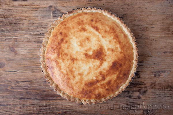 На фото пирог с начинкой в форме для запекания
