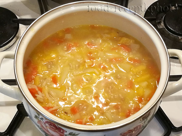 На фото овощной суп в кастрюле