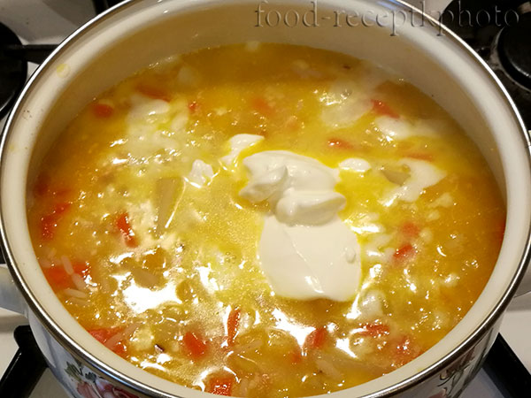 На фото овощной суп в кастрюле