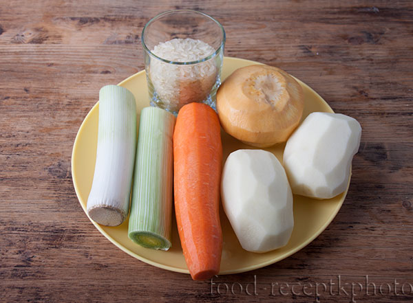 На фото в тарелке овощи :картофель,морковь,репа,лук порей и стакан с рисом