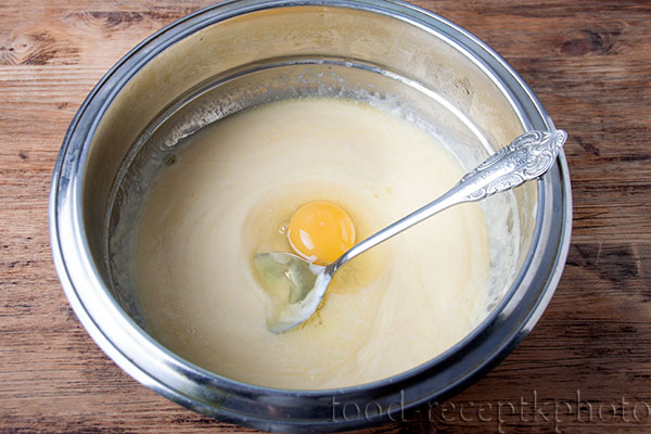 На фото в металлической миске растопленное масло,сметана и яйцо