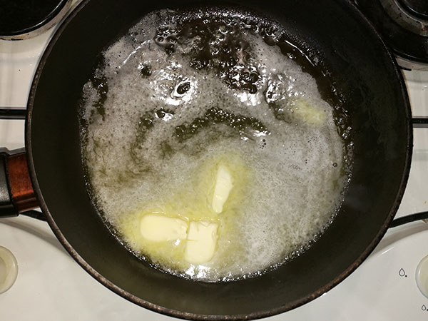 На фото в сковороде разогретое сливочное масло