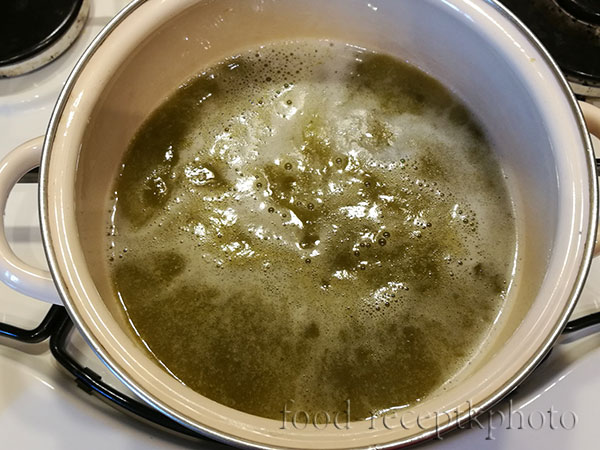 На фото кастрюля с готовящимся супом из щавеля