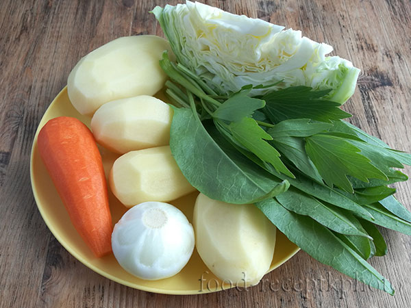 На фото тарелка с овощами