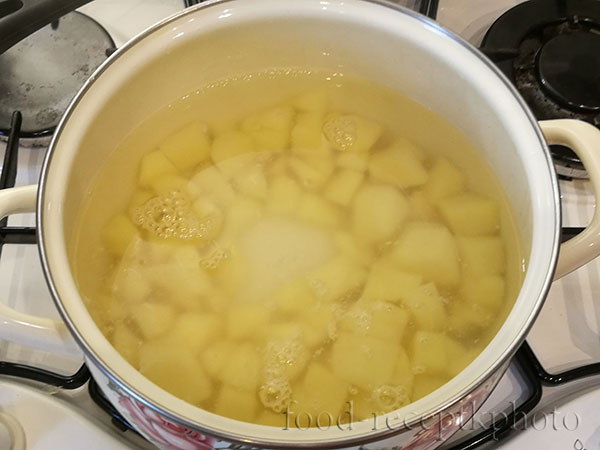 На фото в кастрюле нарезанный картофель в воде