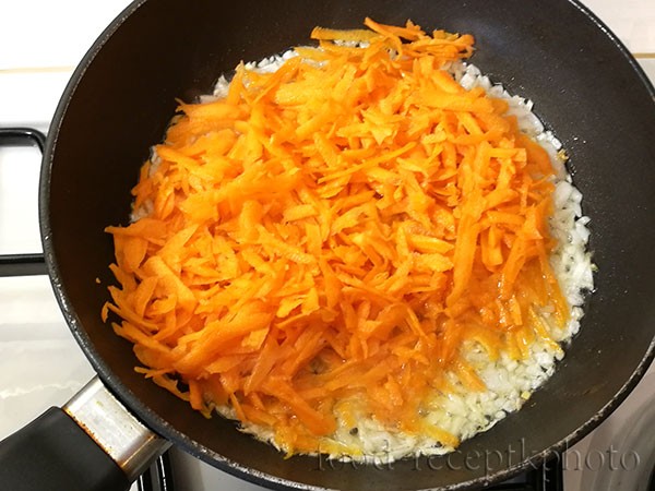 На фото в сковороде пассеруется репчатый лук и морковь