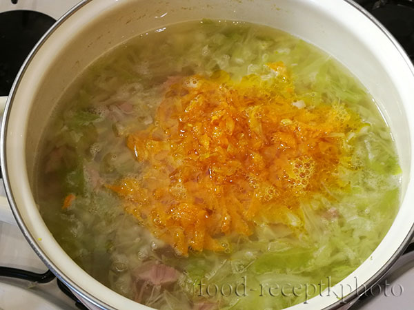 На фото кастрюля с готовящимся супом