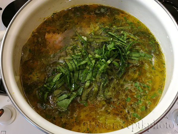 На фото кастрюля с готовящимся супом