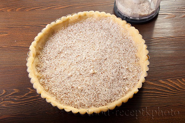 На фото форма для выпечки с песочным тестом для пирога