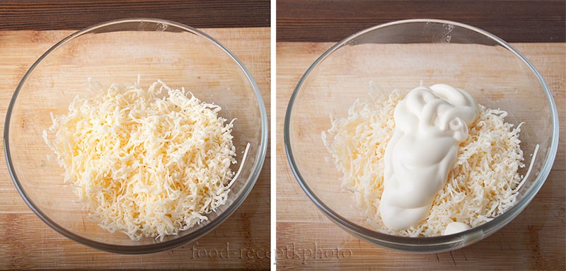 На фото сырно-яичная заправка в стеклянном салатнике