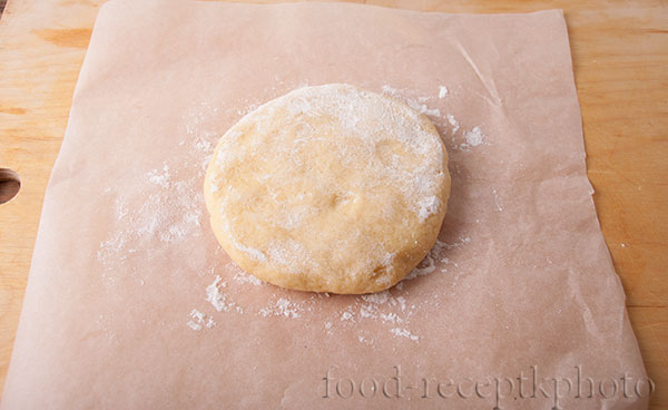 На фото песочное тесто на пекарской бумаге