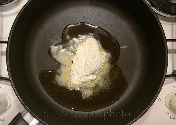 На фото сковорода с растопленным маслом и мукой для приготовления соуса