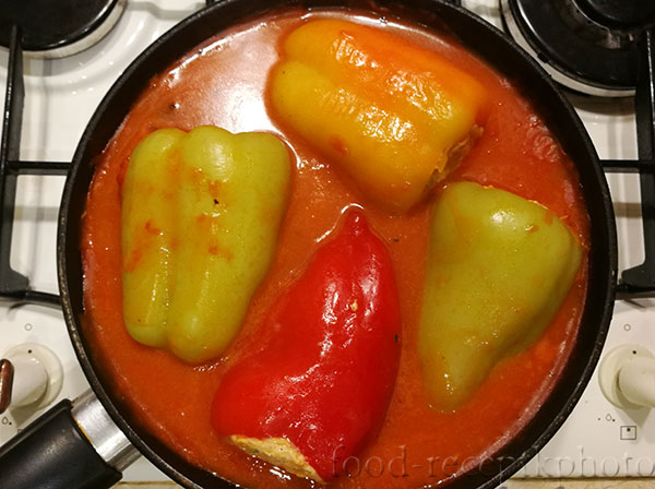 На фото в сковороде фаршированные перцы в томатном соусе