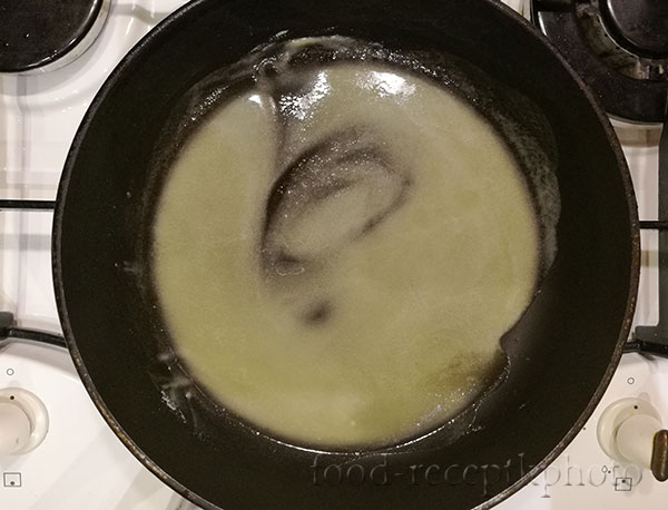 На фото сковорода с растопленным маслом и мукой для приготовления соуса