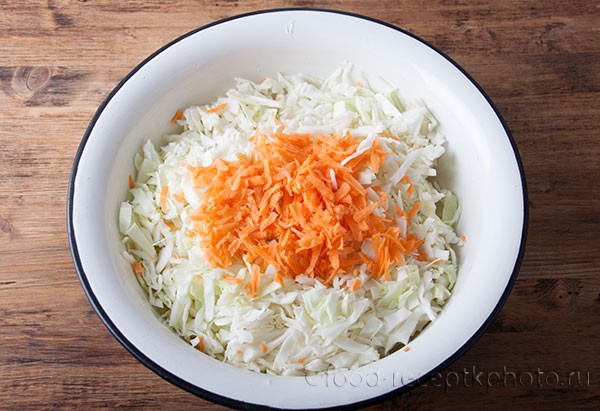На фото шинкованая капуста с морковкой в блюде  