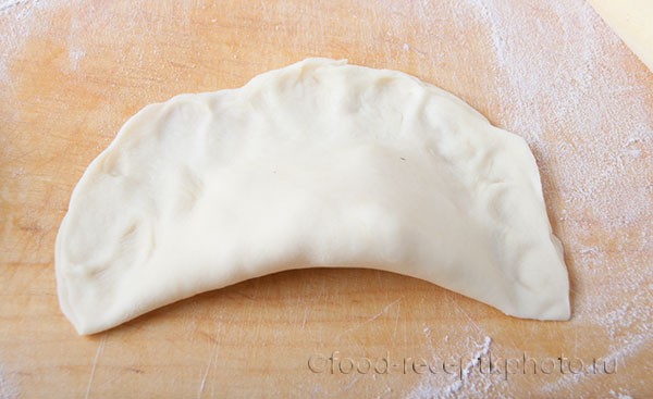 На фото приготовление из теста каргопольских тонких пирогов