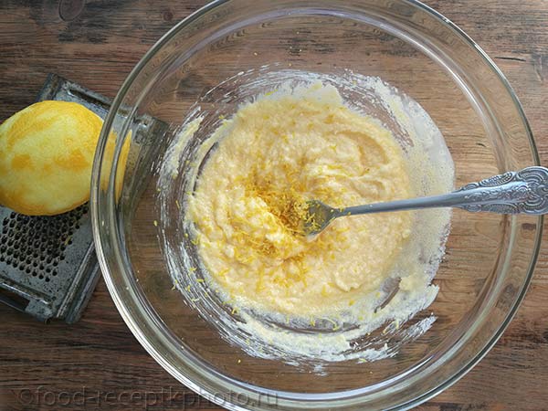Масляная смесь с сахаром и лимонной цедрой для приготовления творожного печенья