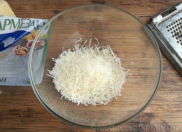 В стеклянном салатнике натертый сыр пармезан