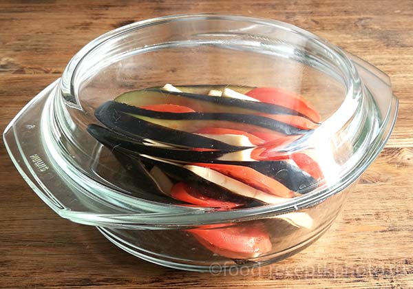 Баклажаны с помидорами,сыром и чесноком в стеклянной форме для запекания в микроволновой печи