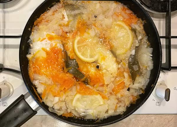Треска с морковью,репчатым луком и лимоном в сковороде