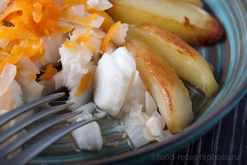 Отварная треска с морковью, репчатым луком и лимоном в сковороде