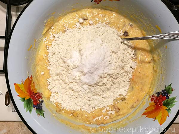Миска с растопленным маслом и манной крупой для приготовления теста для пирога с тыквой и сухофруктами