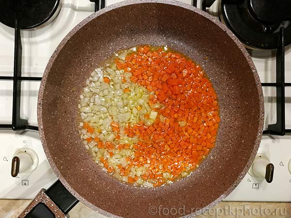 Лук и морковь в сковороде для приготовления плова с курицей