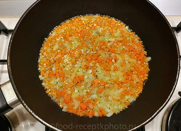 жареные лук с морковью  в сковороде