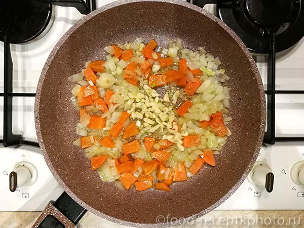 Лук и морковь в сковороде для овощного рагу