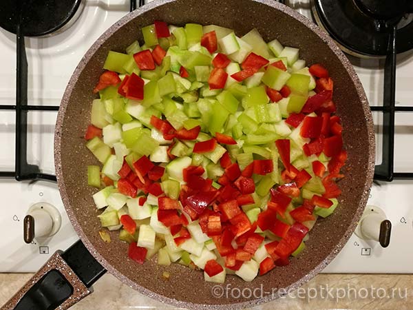Лук,морковь, картофель, кабачки и болгарский перец в сковороде для овощного рагу
