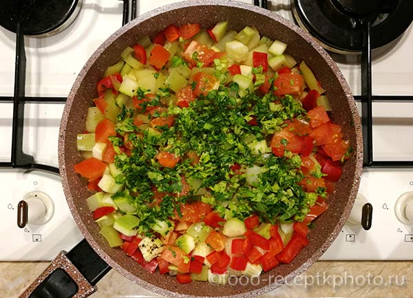 Лук,морковь, картофель, кабачки, болгарский перец и помидоры с зеленью в сковороде для овощного рагу