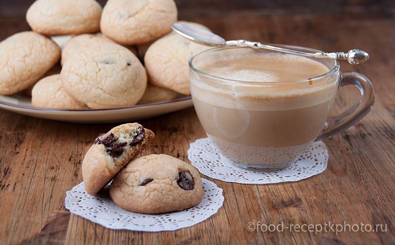 Шоколадное печенье и чашка кофе