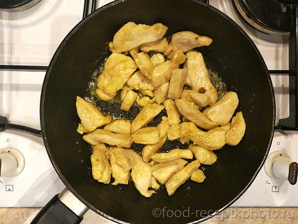 Макароны запечённые с курицей и грибами под сырно-сливочным соусом