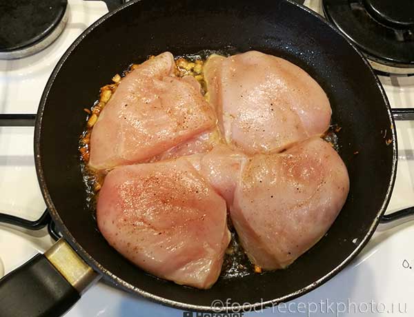 Куриное филе в сковороде