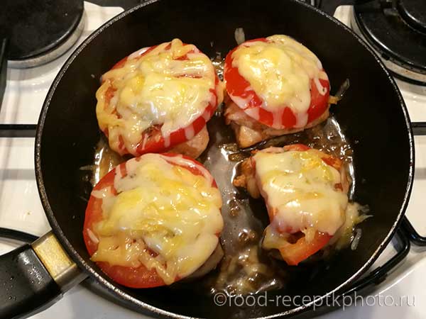 Куриное филе с помидорами и сыром  в сковороде