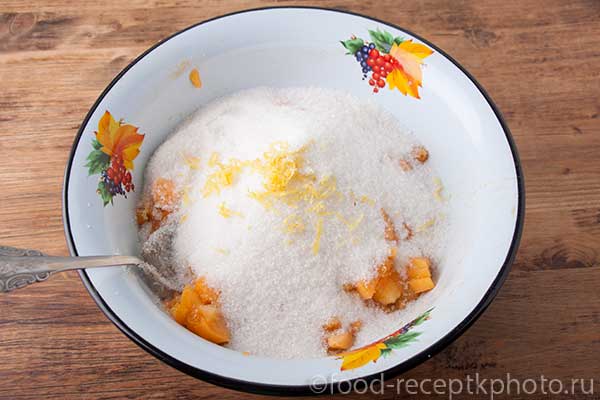 Нарезанные абрикосы с сахаром в эмалированной миске