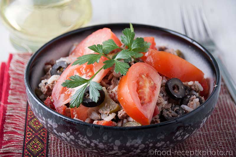 Легкий салат с тунцом и рисом