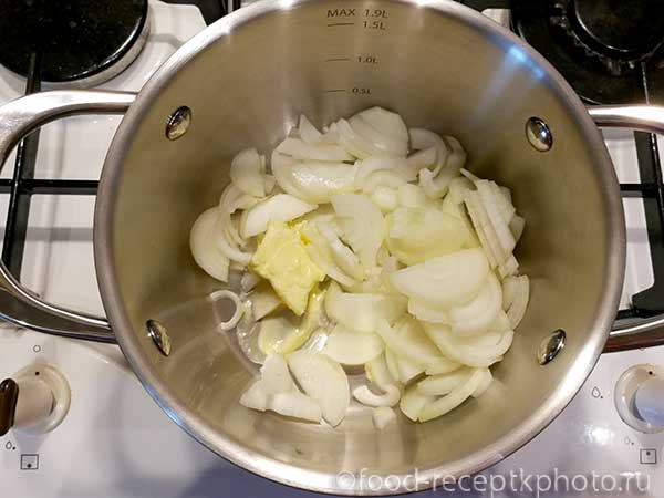 лук с маслом в кастрюле для приготовления лукового супа